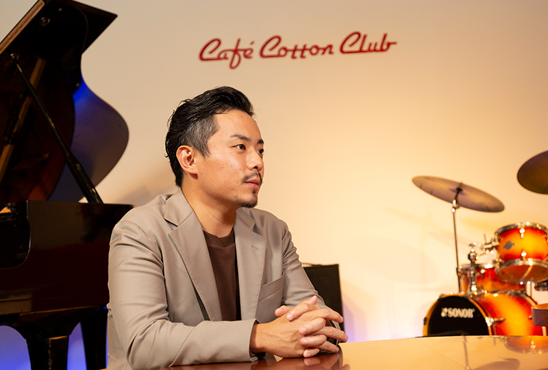 ピアノを背景にした大林武司さん