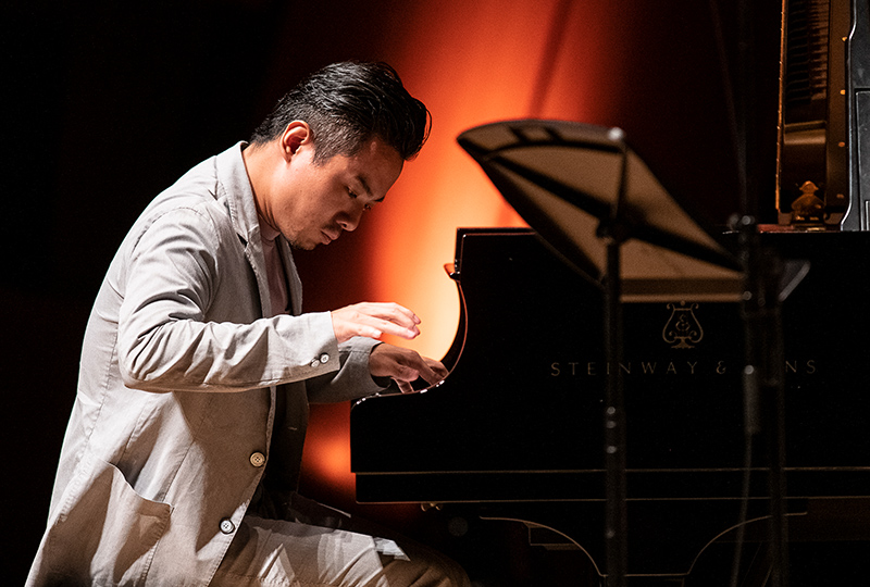 演奏する大林武司さん