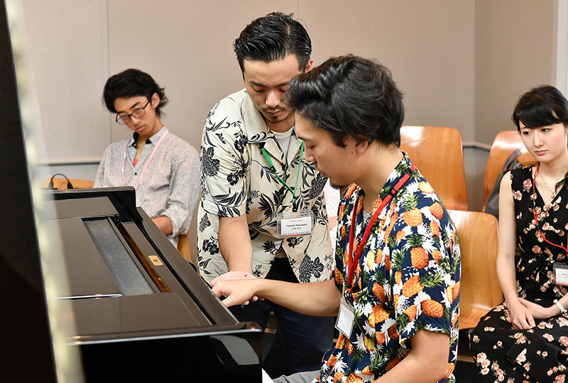 受講生を教える大林武司さん