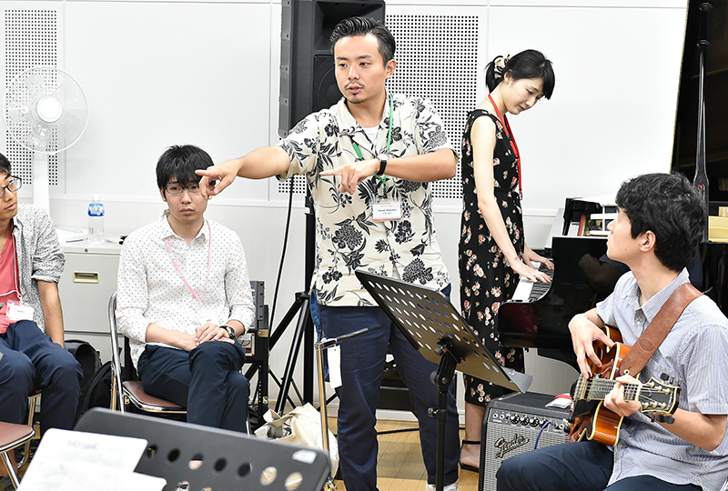 受講生を教える大林武司さん