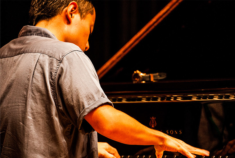 受講生がピアノを弾く様子