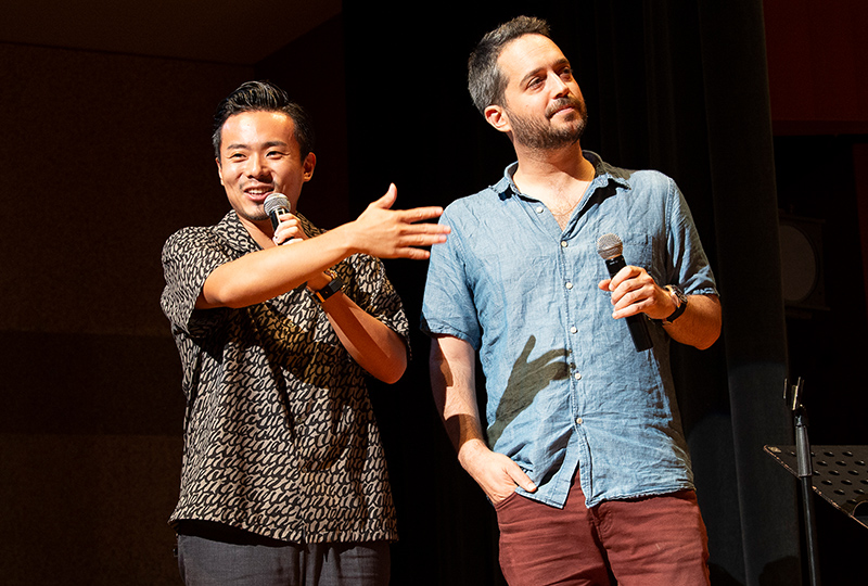 マイクを持って話す大林武司さん