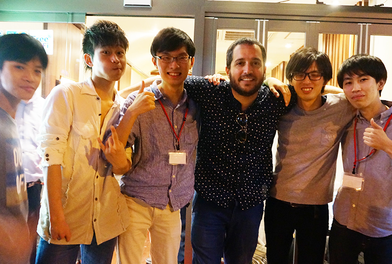 肩を組む受講生