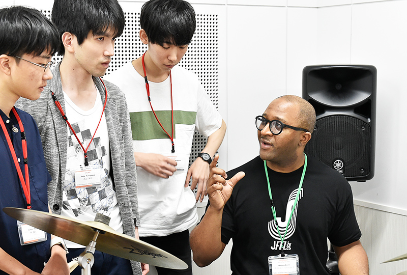 受講生を教えるクインシーデイヴィスさん