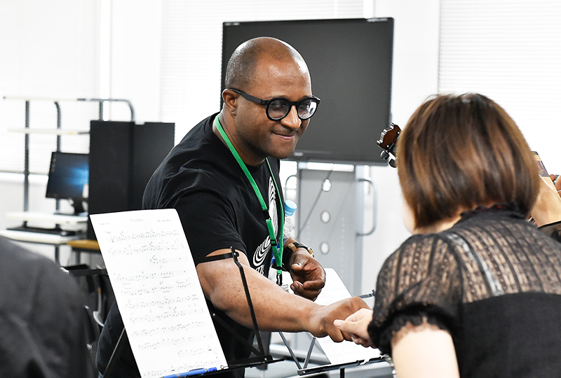 受講生を教えるクインシーデイヴィスさん