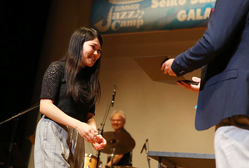 受賞する高橋里沙さん