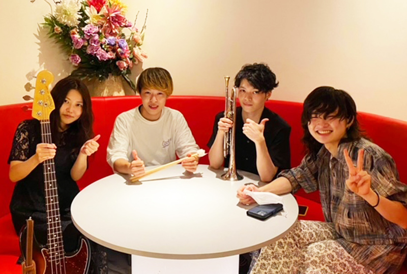 バンドメンバーと高橋里沙さん