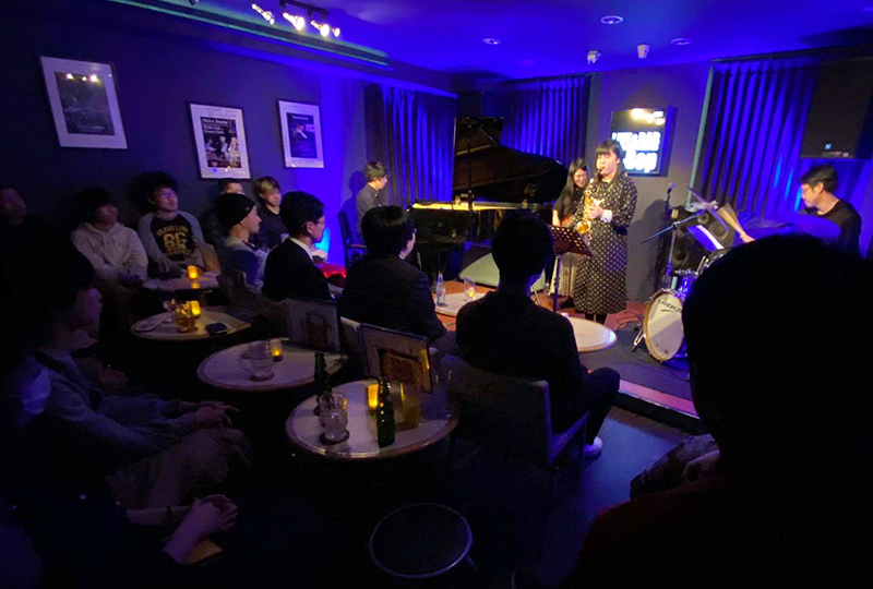 ライブハウスでの演奏風景