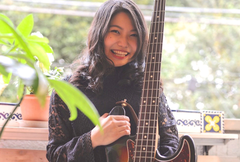 ベーシスト・高橋里沙が歌うように演奏することを大切にする理由
