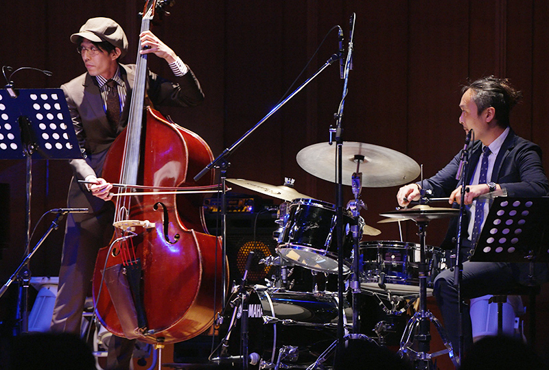 演奏する米澤毅風さんと中村雄二郎さん