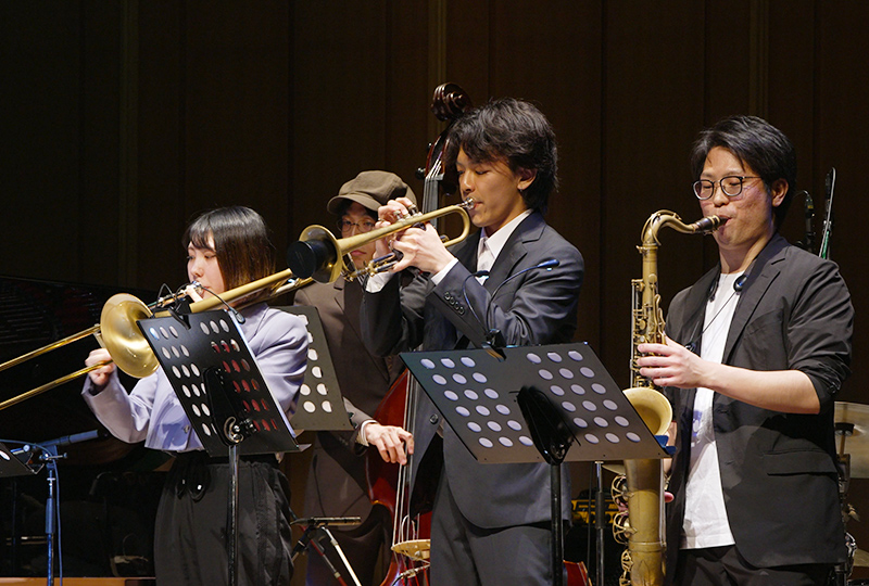 演奏する治田七海さん、枝次竜明さん、曽我部泰紀さん