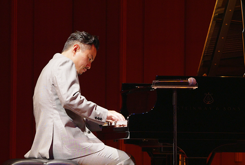 演奏する大林武司さん