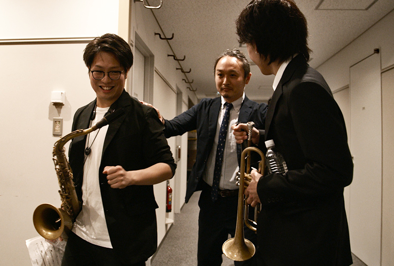 枝次竜明さん、曽我部泰紀さんの肩に手を添える中村雄二郎さん