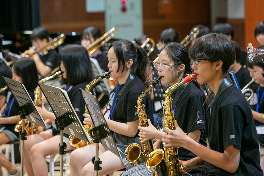 演奏する生徒たち