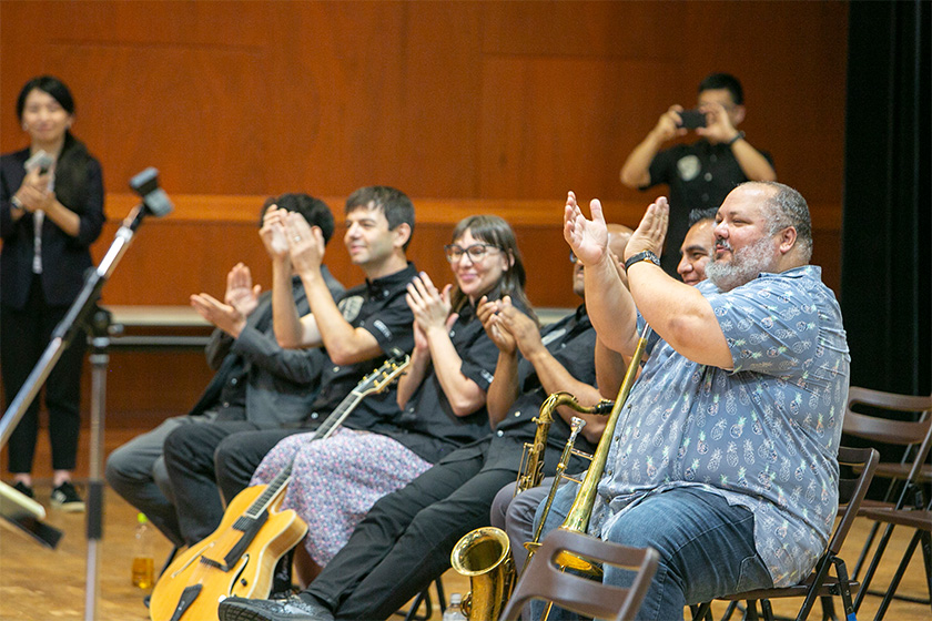 両手をあげて拍手する講師陣