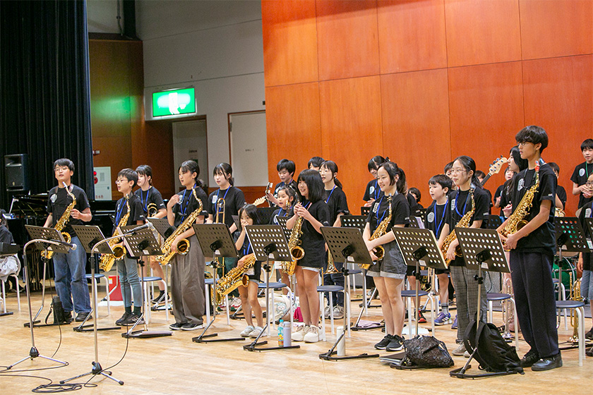 メンバー全員でアカペラでパフォーマンスする生徒たち