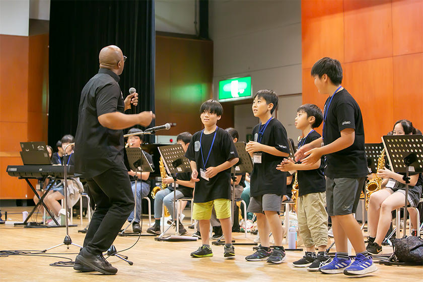 4人の生徒さんたちと一緒に踊るクインシー・デイヴィス