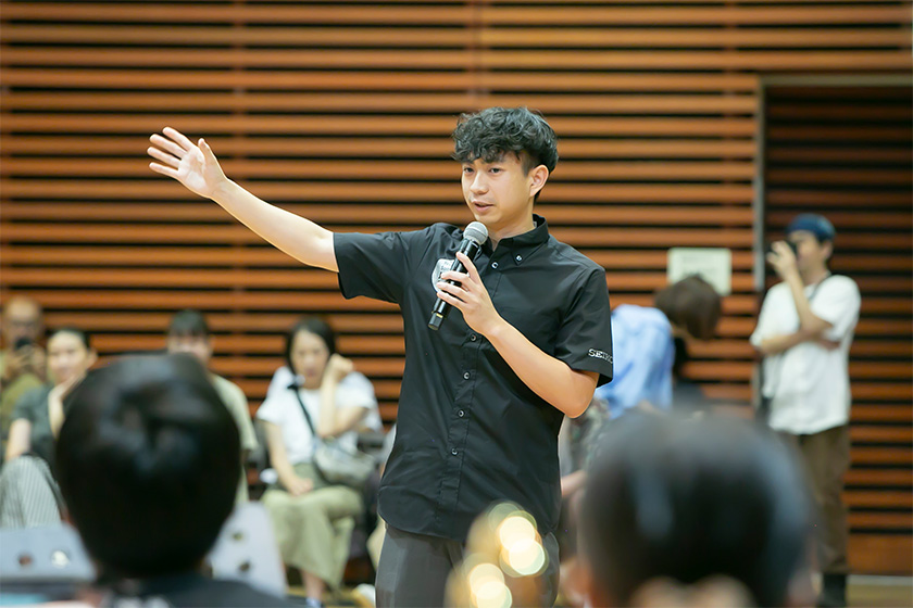 アドバイスする町田類