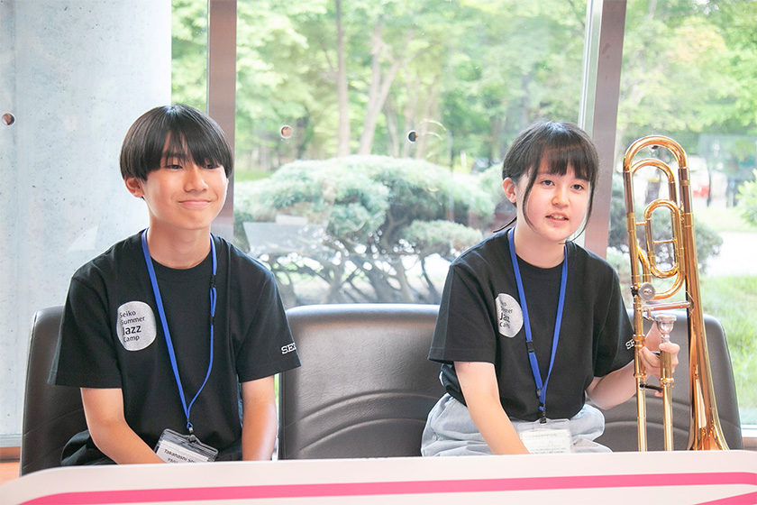 （左）高橋秀羽さん（右）加藤千結さん