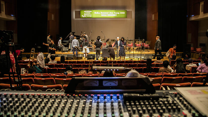 ステージの準備をする様子