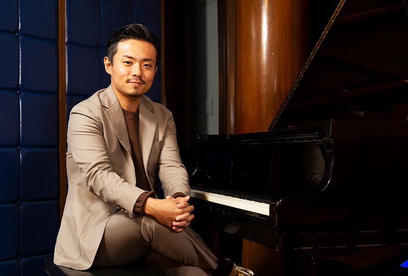 ピアノの前に座る大林武司さん
