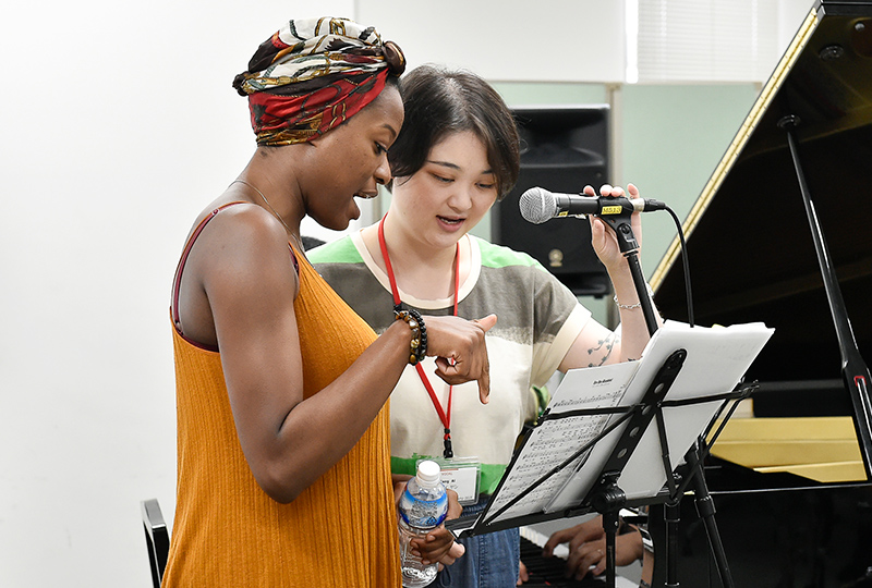 授業を受けるアイヤンさん