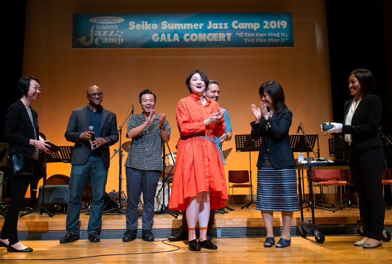 受賞するアイヤンさん