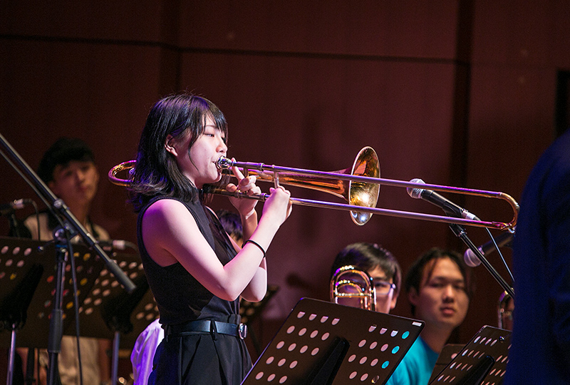 演奏する治田七海さん