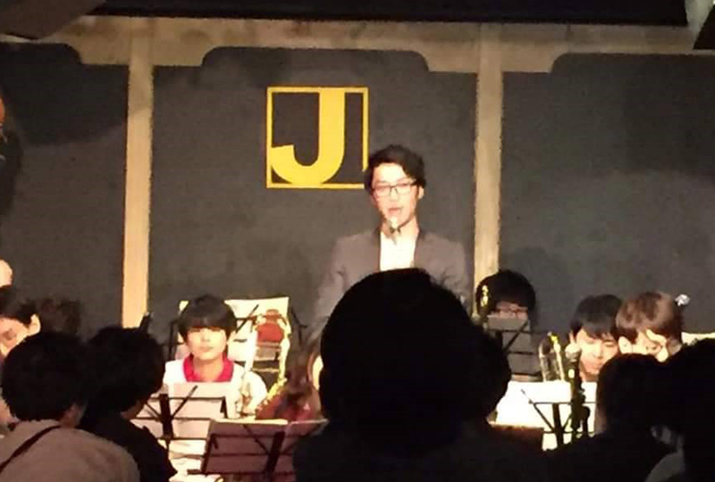 演奏する池本茂貴さん