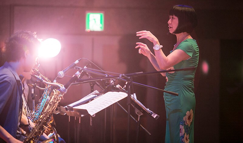 指揮をする守屋純子さん