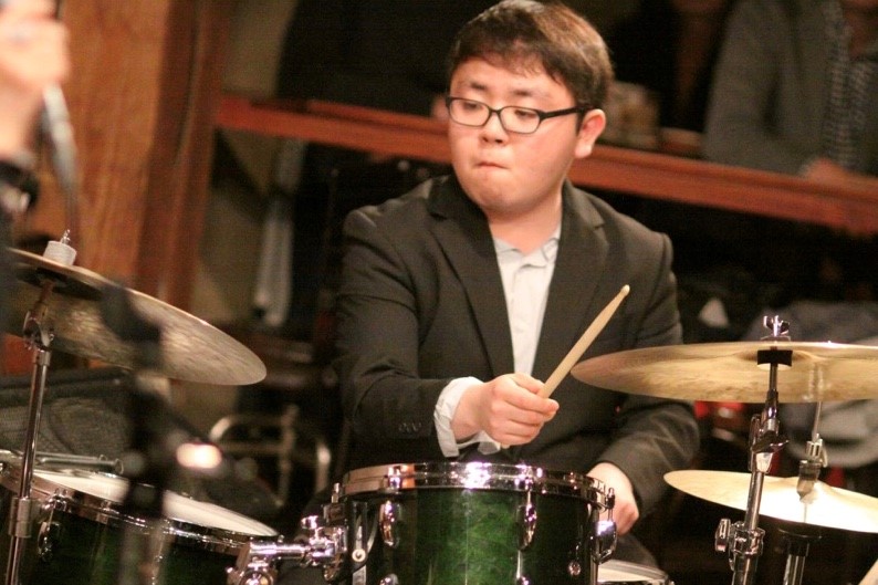 演奏する中西和音さん