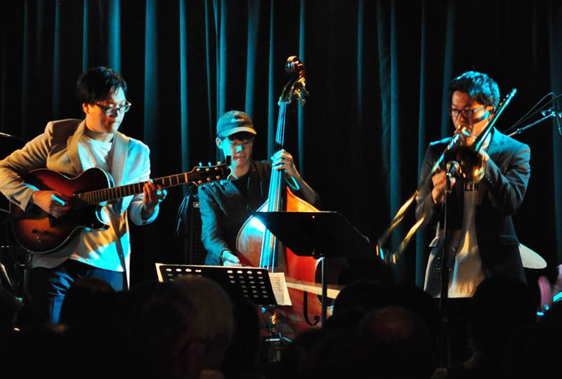 演奏する池本茂貴さん