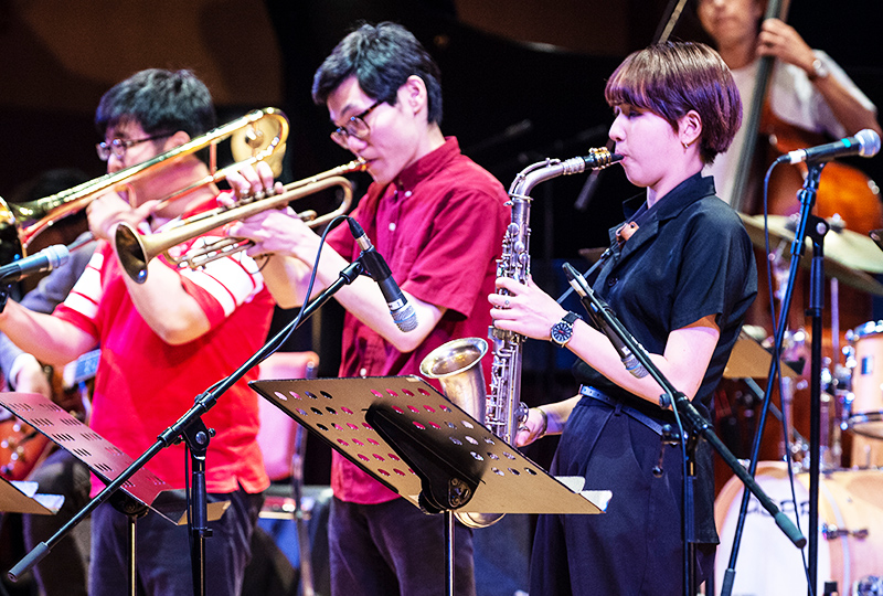演奏する及川陽菜さん