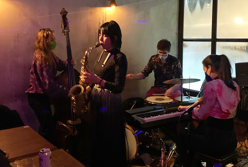 演奏する及川陽菜さん