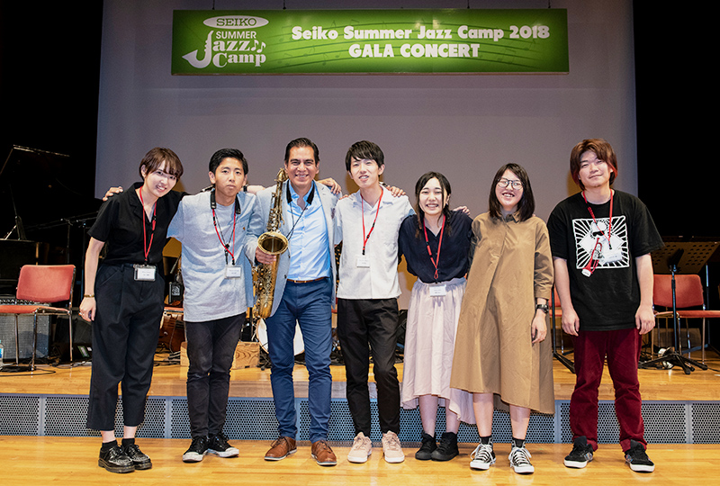 Seiko Summer Jazz Campの受講生たちと並ぶ及川陽菜さん