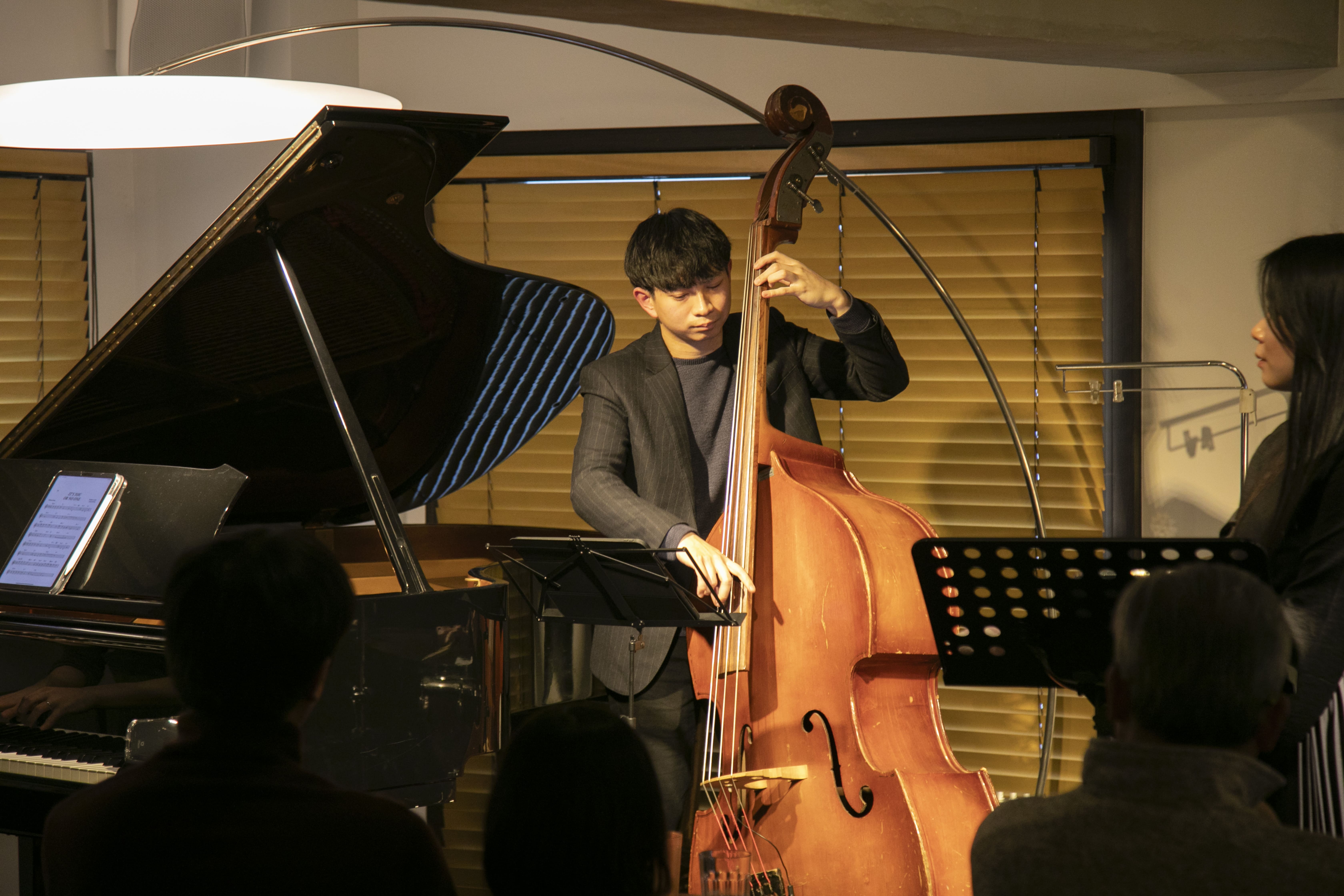 ベースを弾く町田類さん