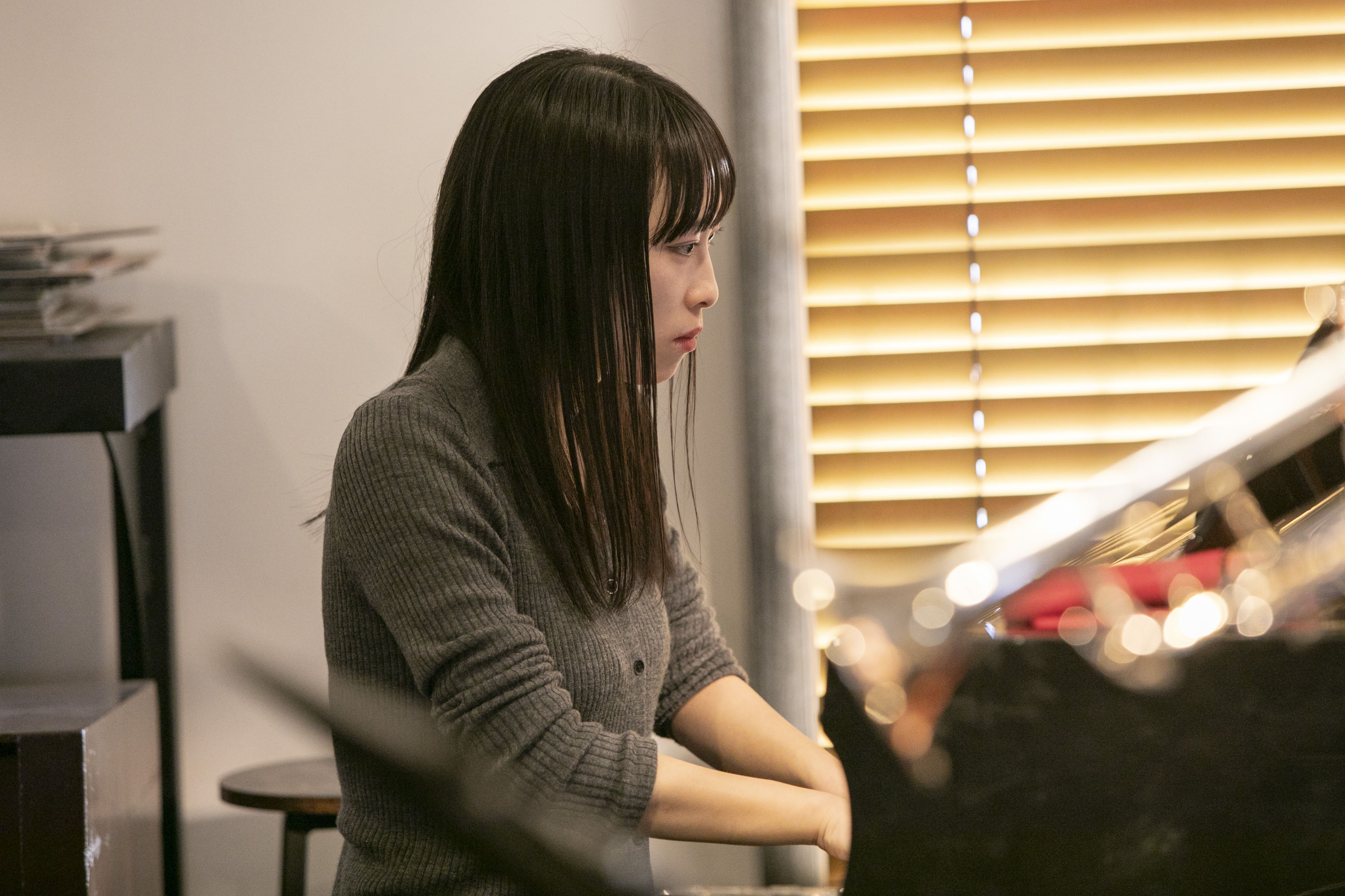 ピアノを弾く川人唯さん