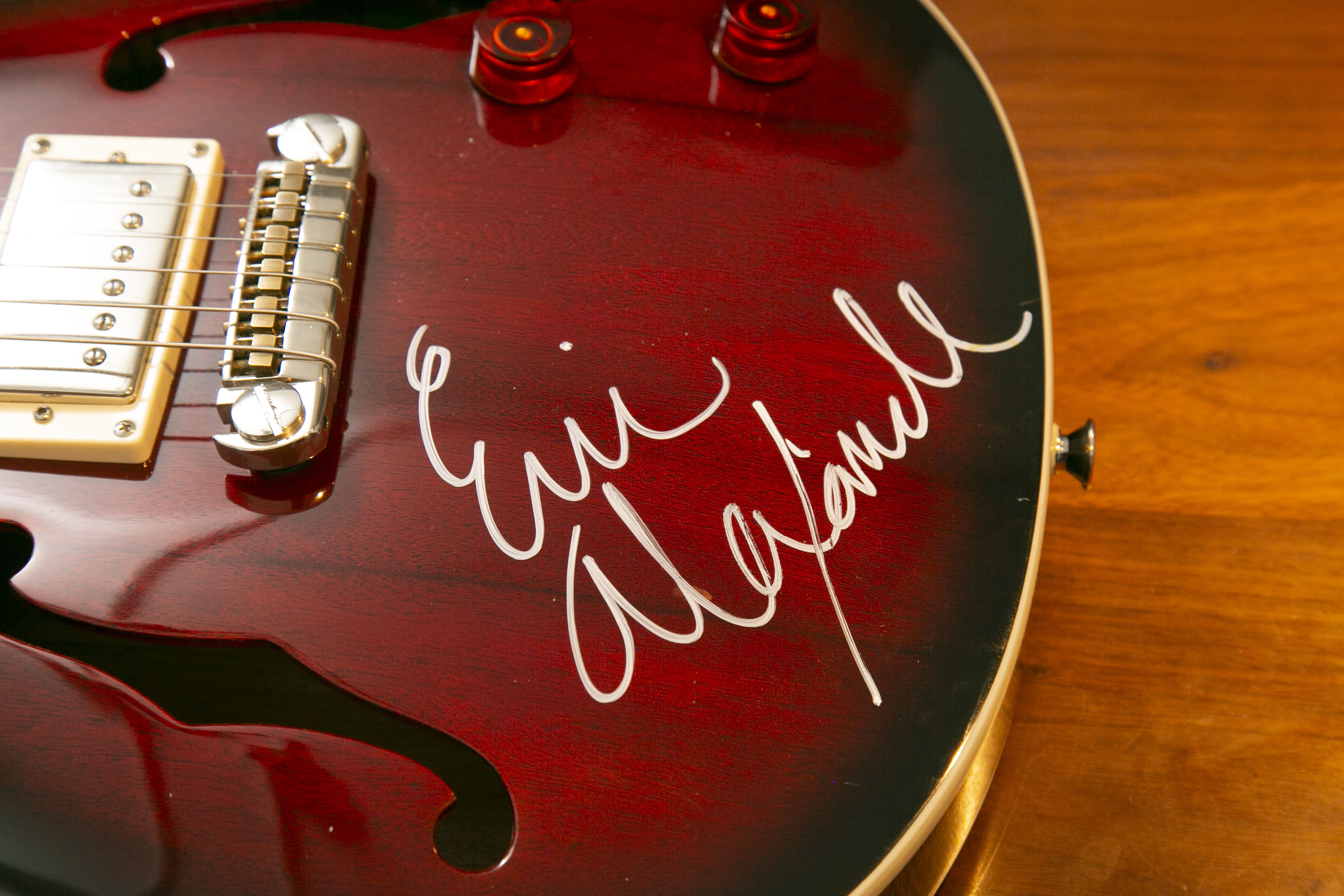 エリック・アレキサンダーのサインが入ったギター