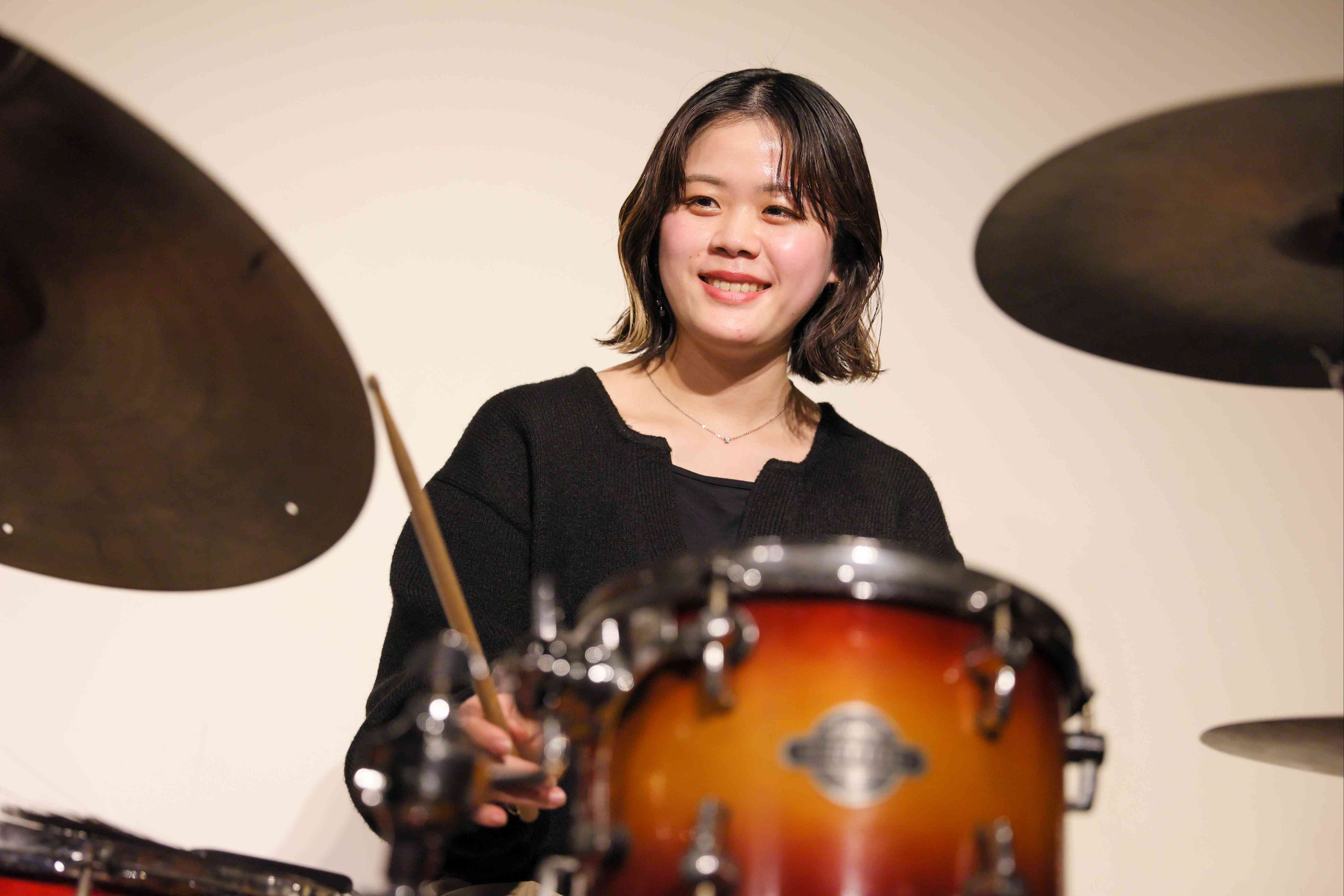 演奏する早川紗世さん
