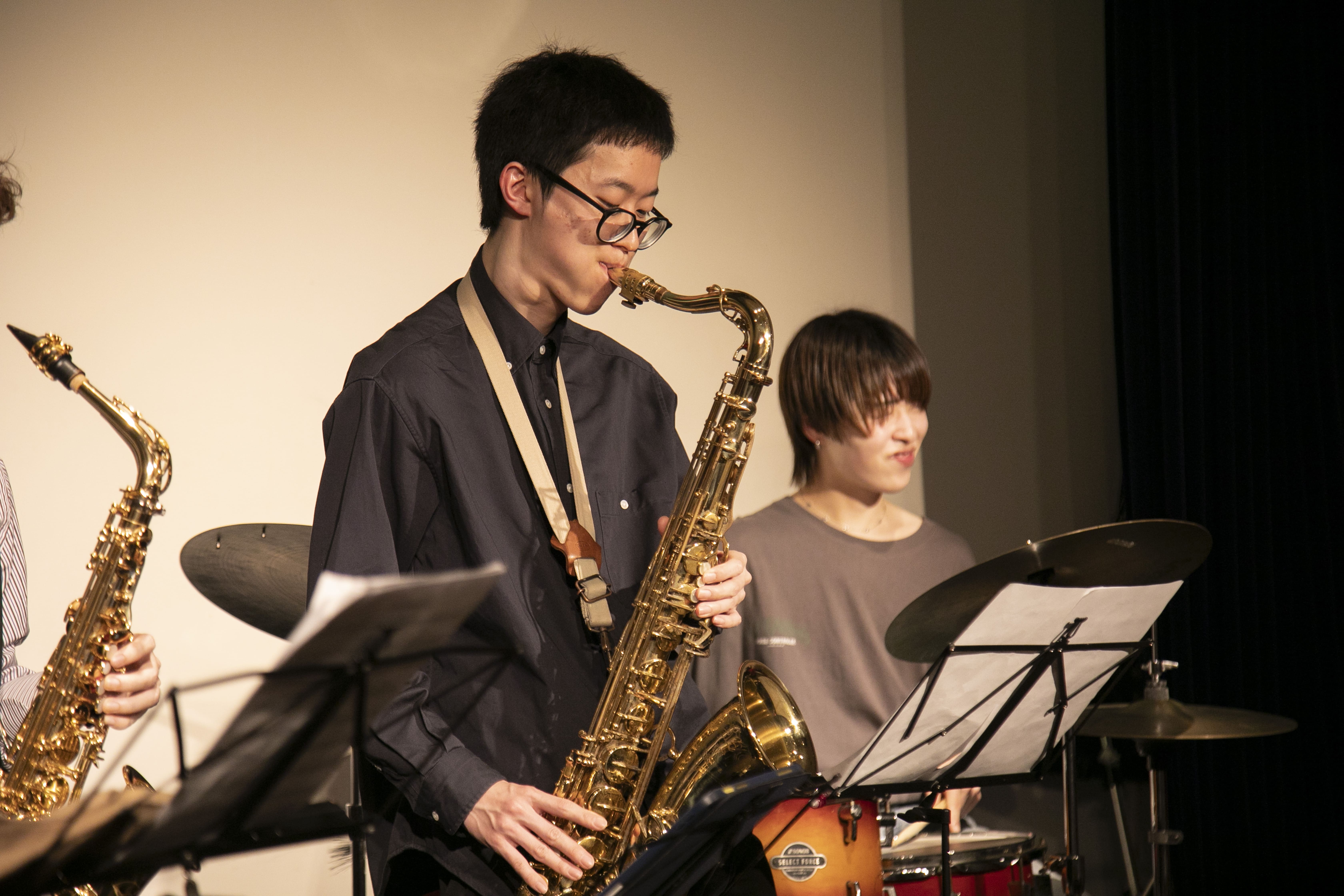 サックスを弾く山中龍之介さん