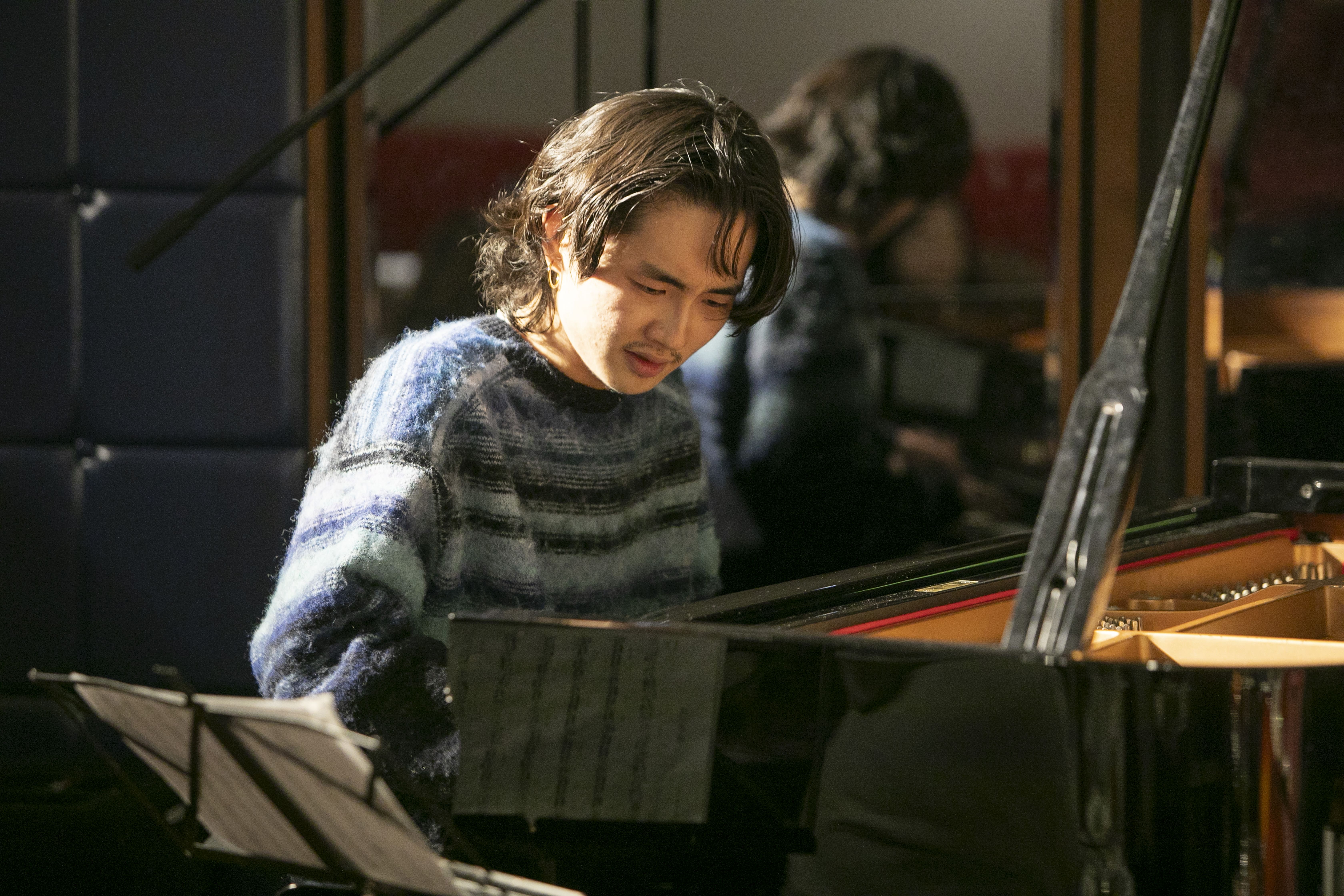 ピアノを弾く草田一駿さん