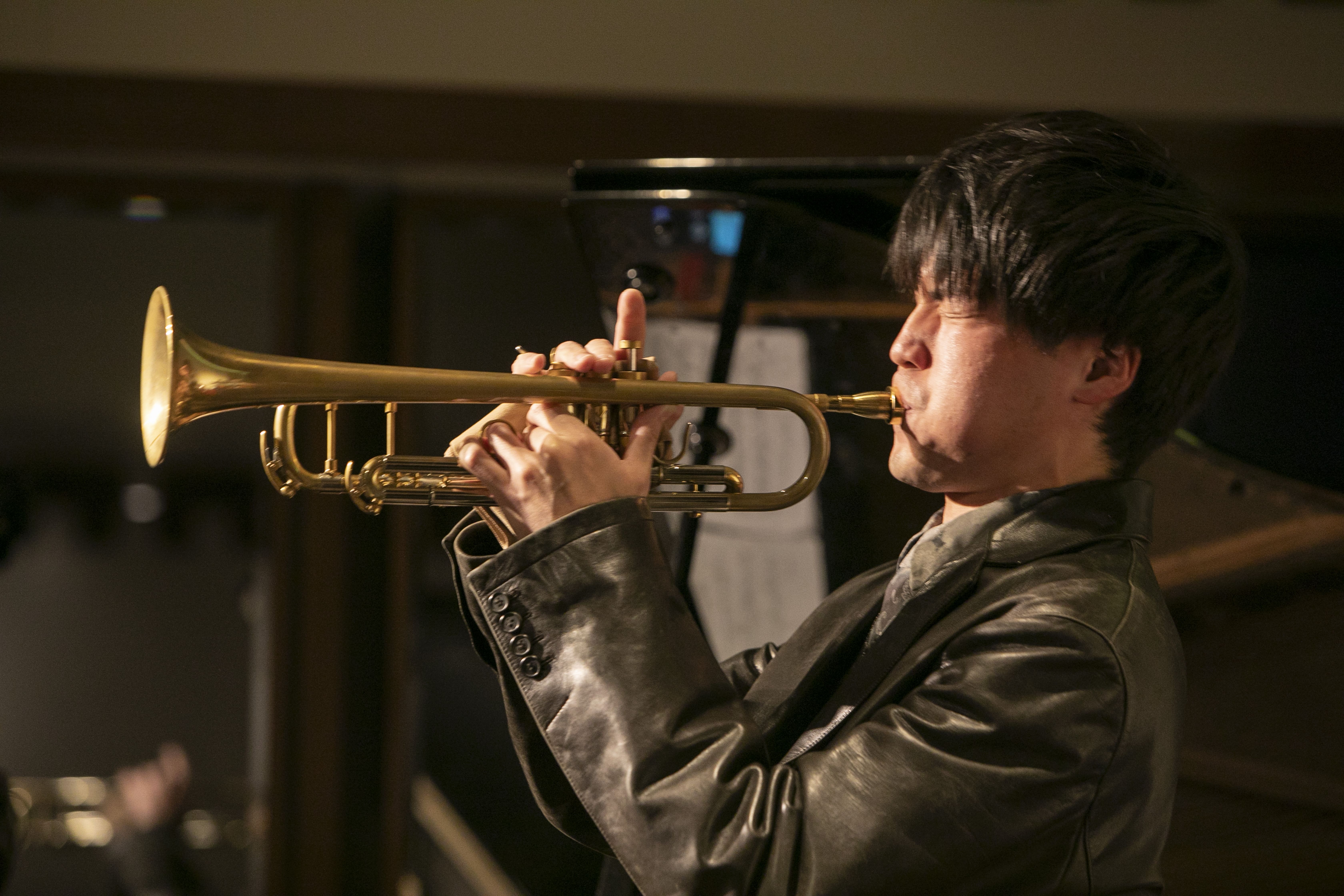 トランペットを弾く鈴木雄太郎さん