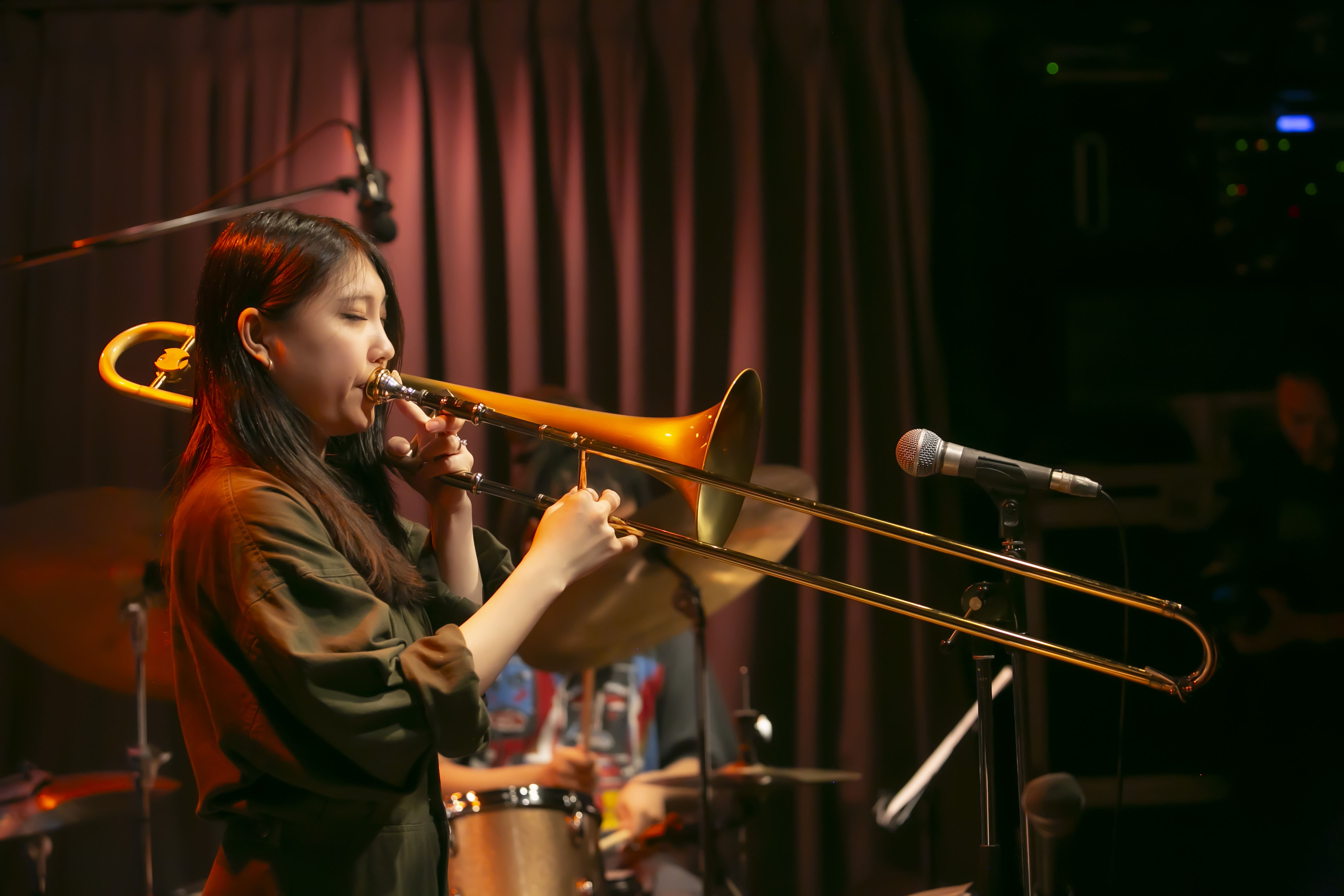 演奏する治田七海さん