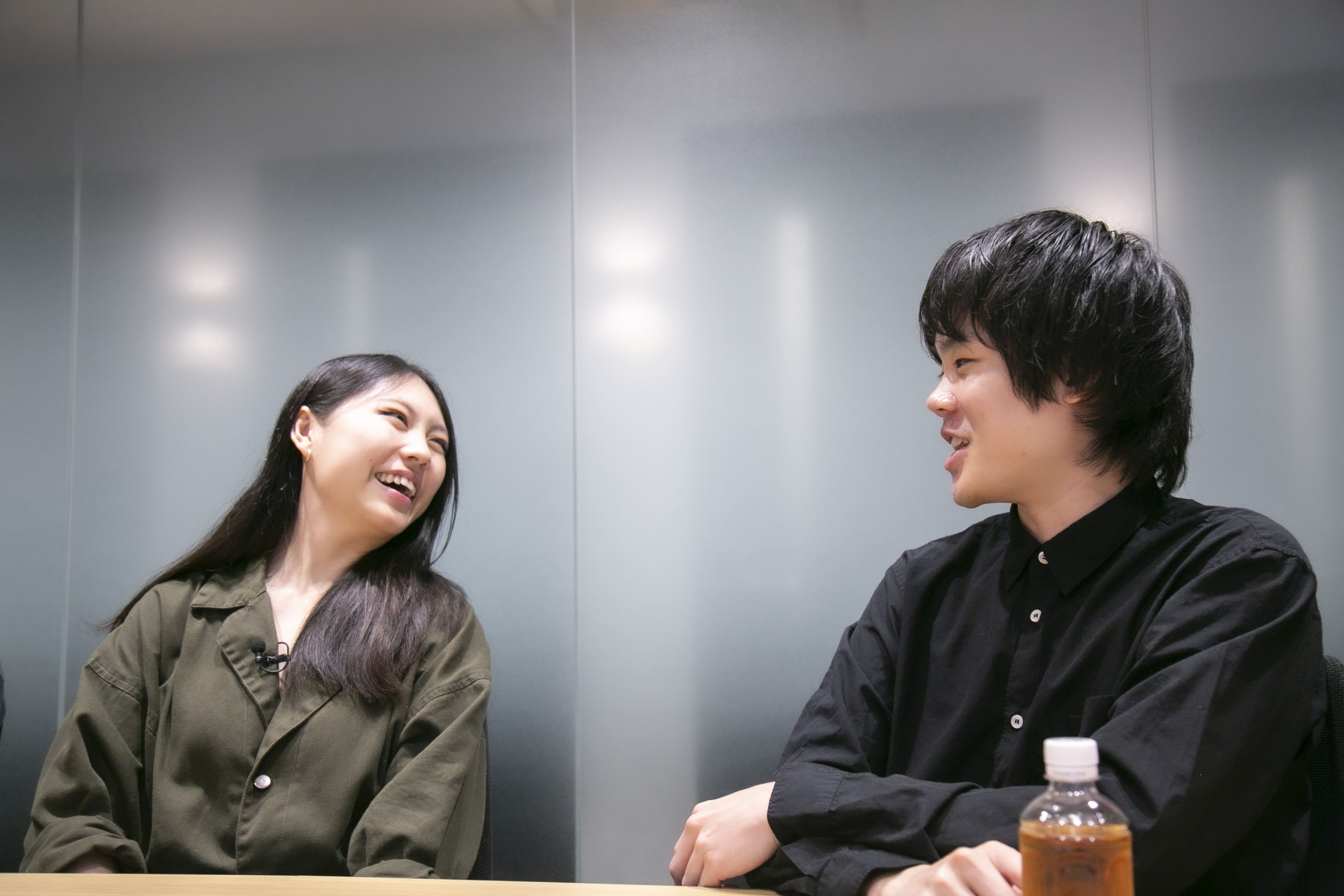 インタビューに答える治田七海さんと高橋陸さん