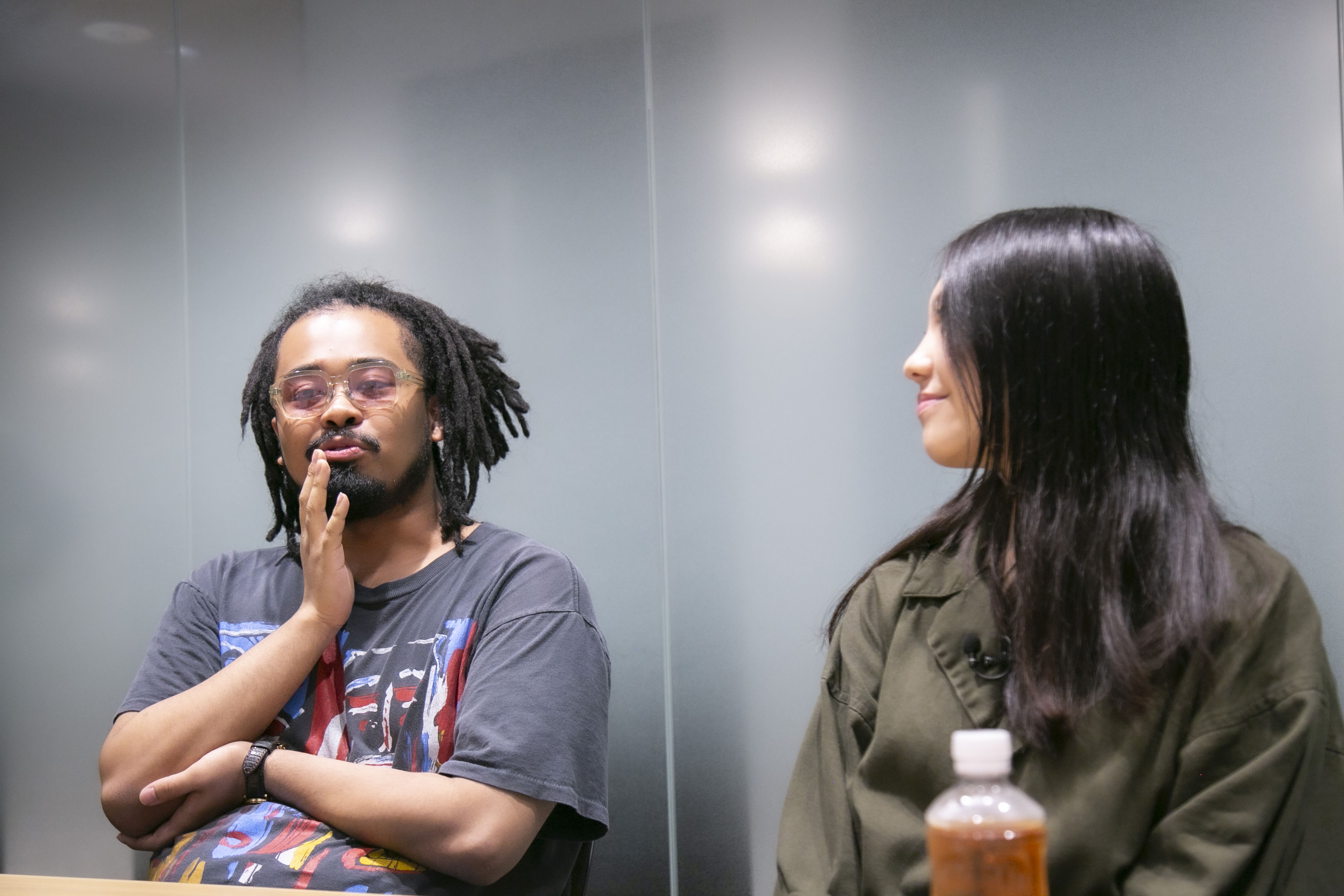 インタビューに答える治田七海さんと中村海斗さん