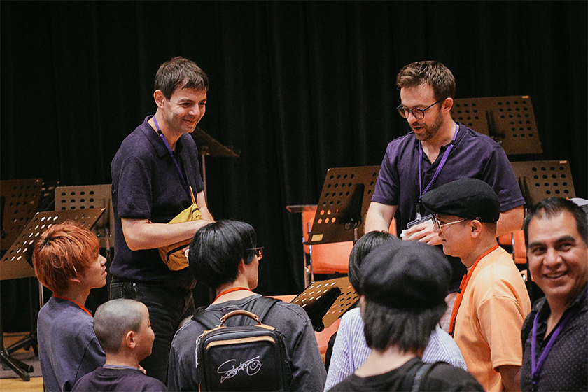 ダン、ベニーと楽しげに話す生徒たちの様子