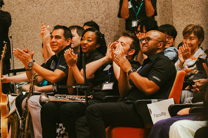 生徒たちに拍手を送る講師陣の様子