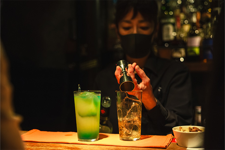 カクテルを作っている様子