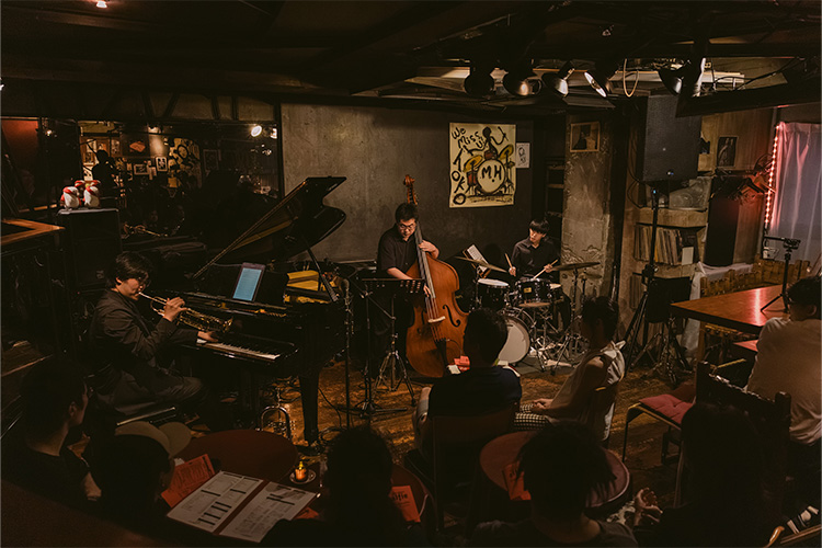 西村トリオが演奏している様子