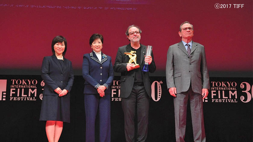 中央:東京グランプリを受賞したセミフ・カプランオール監督 写真